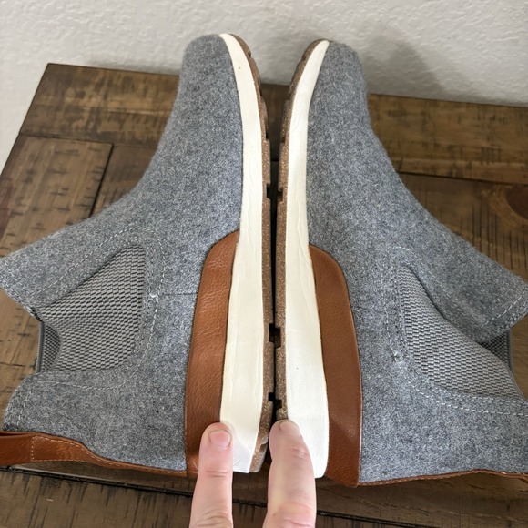 BOC Born Boots Womens 8-9 Kara Ankle Chelsea Booties Gray Faux Wool Pull On - Picture 8 of 9